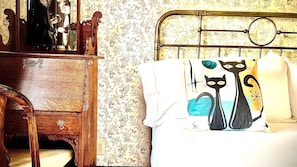 Superior Single Room, 1 Double Bed | Free WiFi, bed sheets