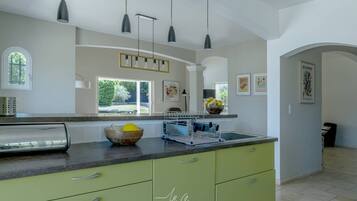 Réfrigérateur, four, lave-vaisselle, cafetiÚre/bouilloire