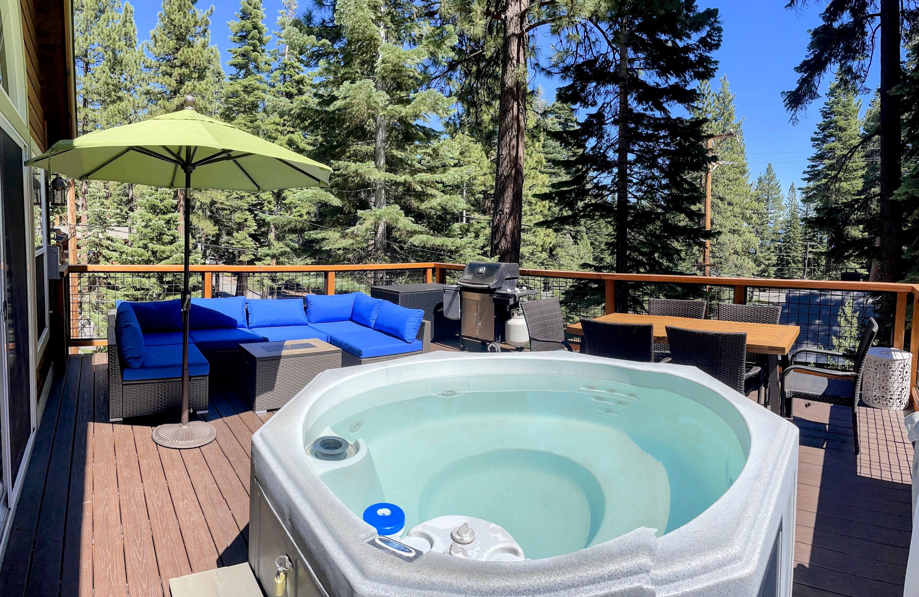Alpen Glow - 2100 Sq Ft. Private Hot Tub, Walk to Lake