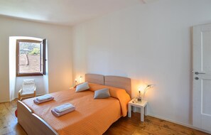 2 bedrooms, travel crib, free WiFi