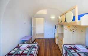 2 bedrooms, travel cot, free WiFi