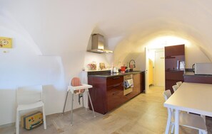 Frigorífic, microones, placa de cuina i rentaplats