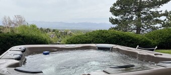 Expansive home, beautiful views, and a hot tub - Minutes from world-class skiing