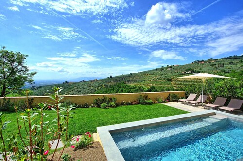 Stunning private villa for 4 guests with private pool, WIFI, A/C, TV and panoramic view