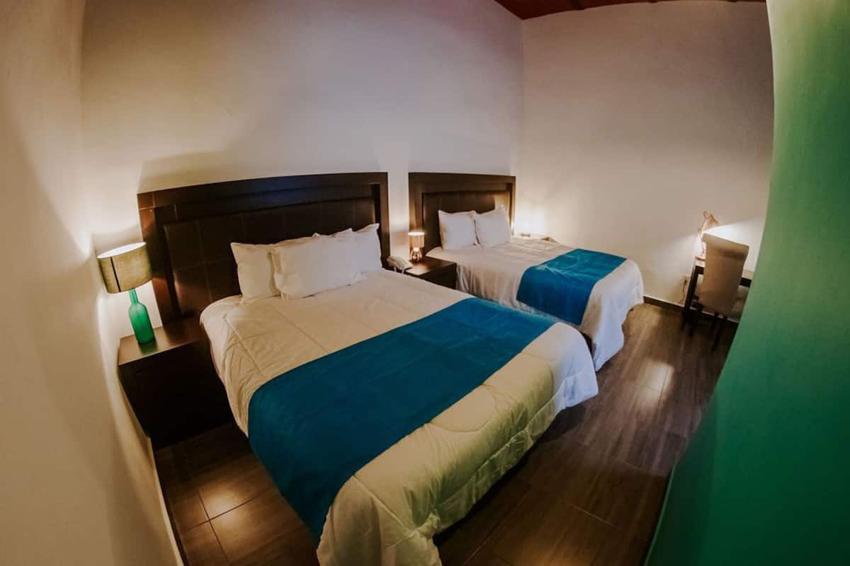ห้องคลาสสิกดับเบิล (SANTIAGO) | ตู้นิรภัยในห้องพัก, โต๊ะทำงาน, พื้นที่ทำงานแบบใช้แล็ปท็อป, ผ้าม่านกันแสง