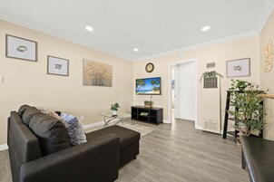 Comfort Apartment | Living room | 45-inch Smart TV with digital channels, TV