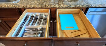 Sunny & Cheerful Near I-10 ~ Queen Beds ~ Parking