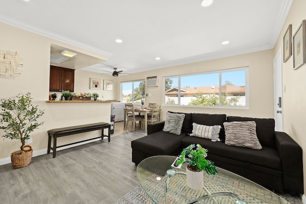 45-inch Smart TV with digital channels, TV - Sunny & Cheerful Near I-10 ~ Queen Beds ~ Parking (Alhambra)