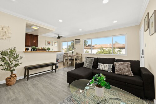 Sunny & Cheerful Near I-10 ~ Queen Beds ~ Parking