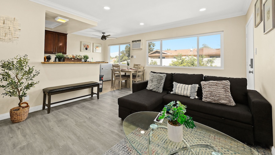 Sunny & Cheerful Near I-10 ~ Queen Beds ~ Parking