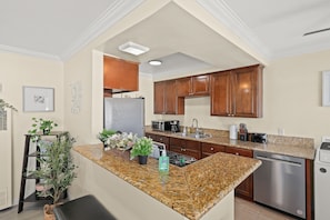 Private kitchen - Sunny & Cheerful Near I-10 ~ Queen Beds ~ Parking (Alhambra)