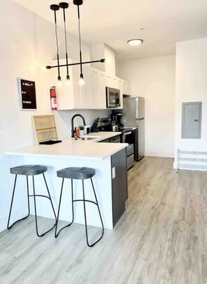 Frigorífico, microondas, horno y placa de cocina