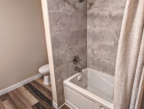 シャワー付き浴槽、ジェットバス、ヘアドライヤー、タオル