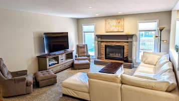 Una Smart TV, una chimenea, una mesa de tenis de mesa