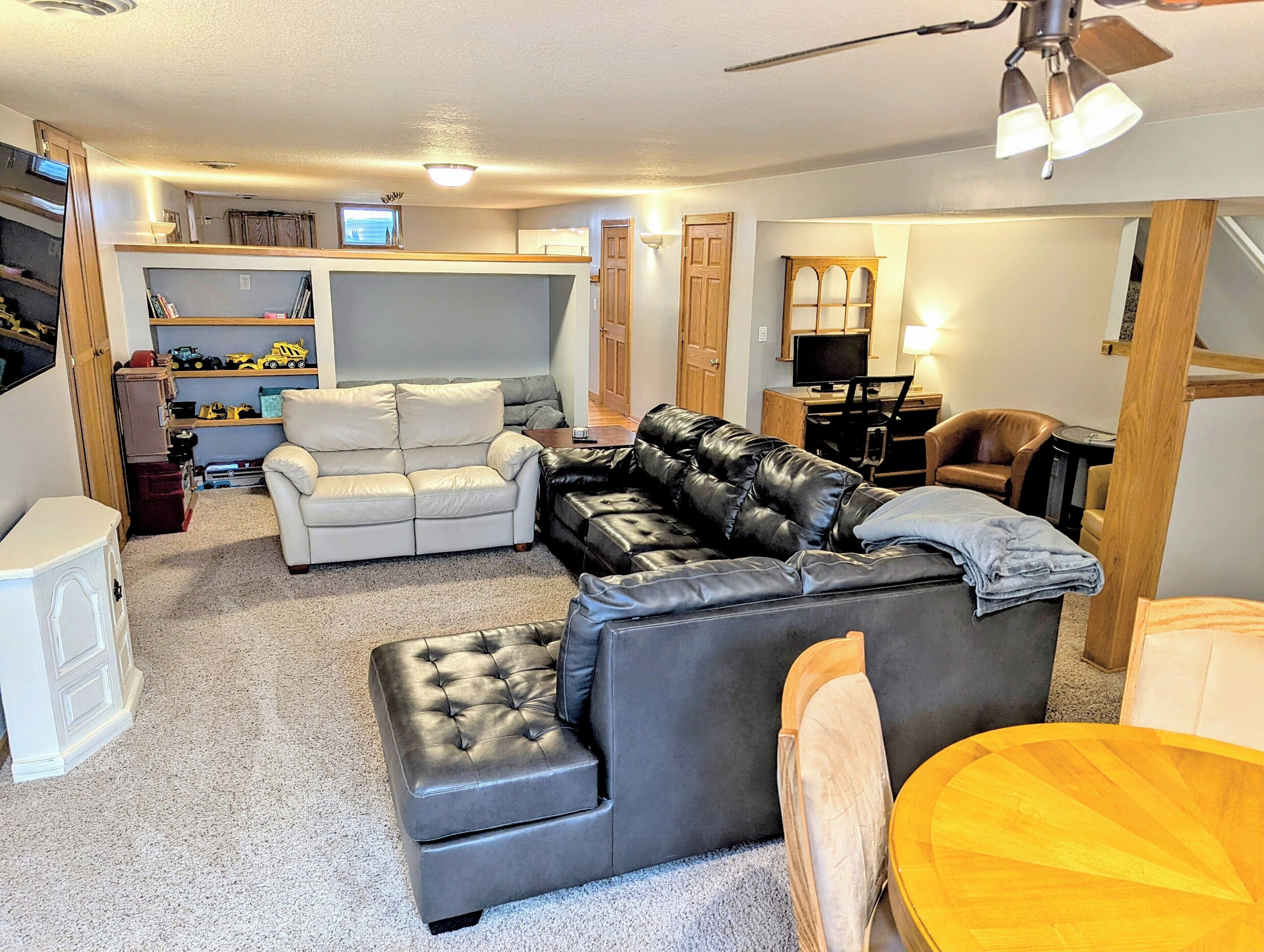 Smart TV, fireplace, table tennis, computer monitors