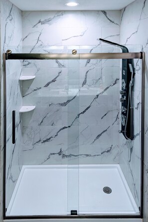 Ensemble douche/baignoire, baignoire à jets, sèche-cheveux