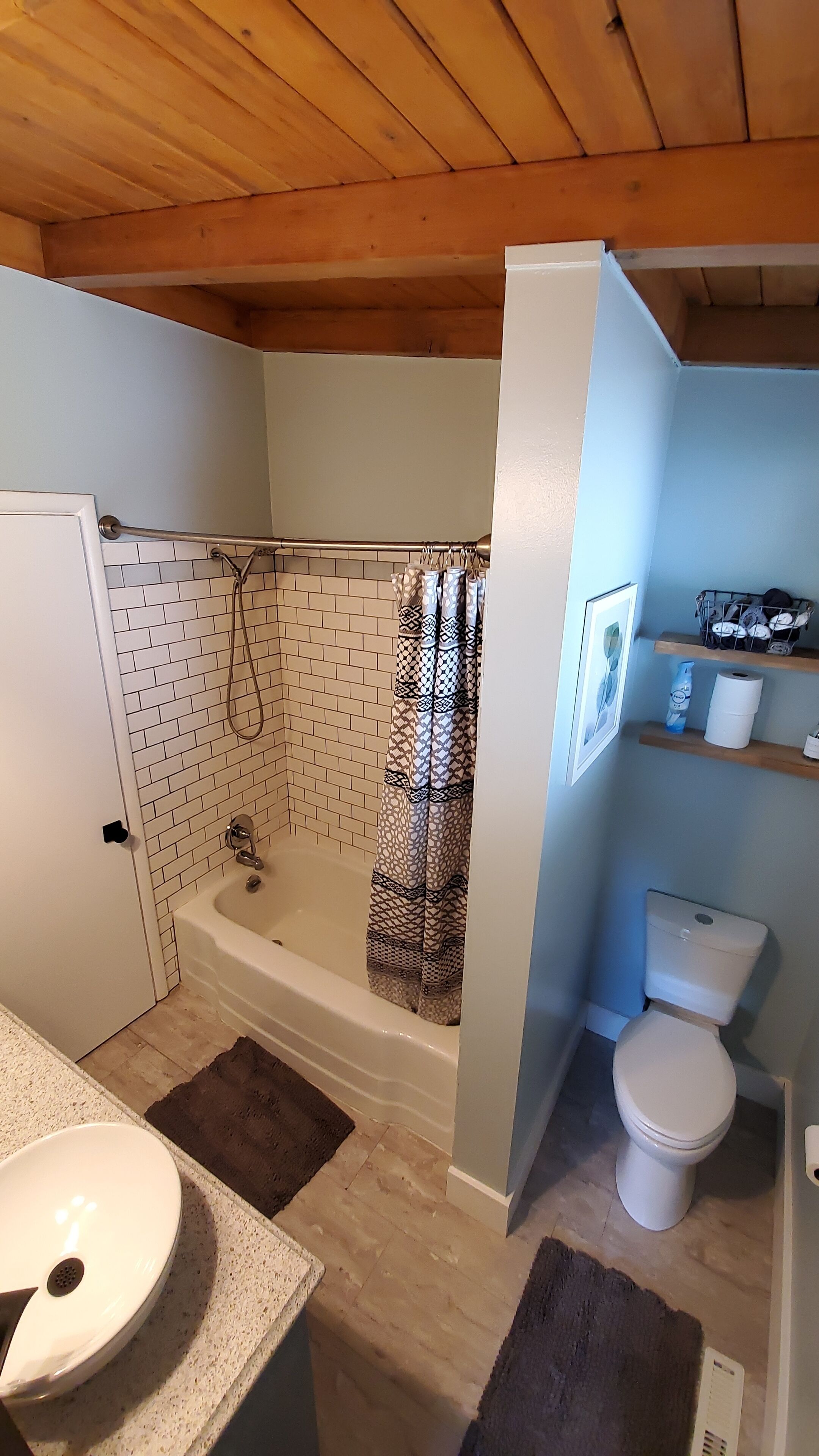 Ensemble douche/baignoire, sèche-cheveux, serviettes fournies, savon