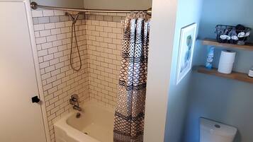 Ensemble douche/baignoire, sĂšche-cheveux, serviettes fournies, savon