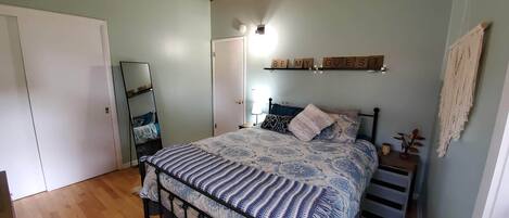 3 habitaciones, escritorio, tabla de planchar con plancha y wifi gratis