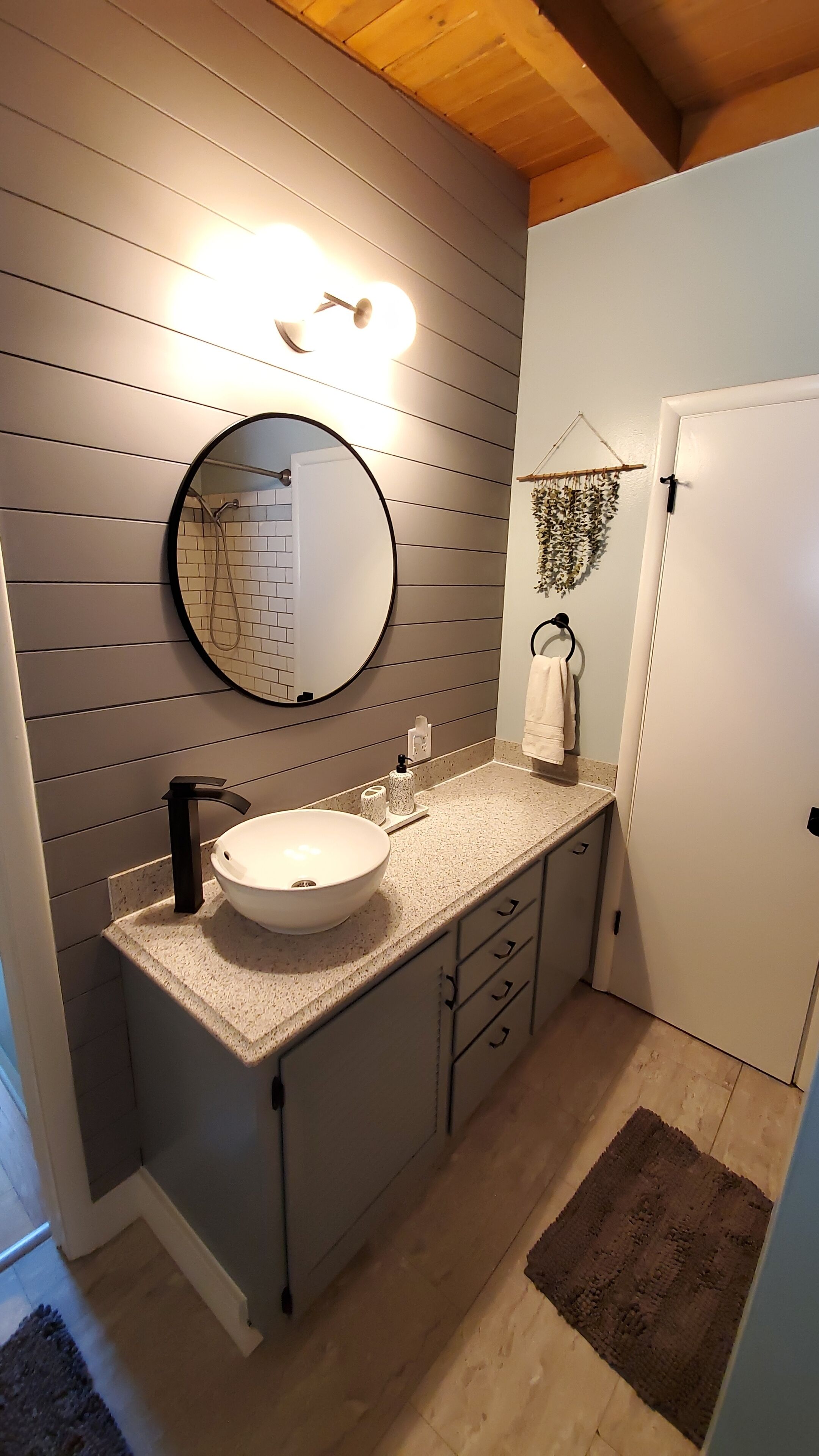 Ensemble douche/baignoire, sèche-cheveux, serviettes fournies, savon