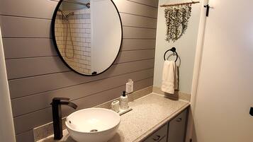 Ensemble douche/baignoire, sĂšche-cheveux, serviettes fournies, savon