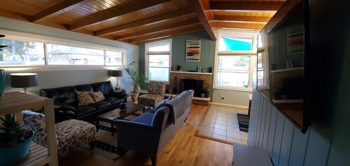 Mid Century Modern home 2 minutes from the beach and trails close to everything!