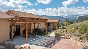 Outdoor dining - Mapes Luxury Vacation Home at Windcliff (Estes Park)