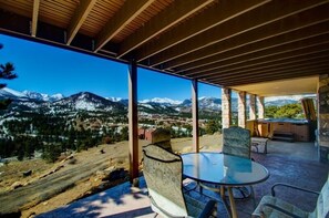 Outdoor dining - Mapes Luxury Vacation Home at Windcliff (Estes Park)