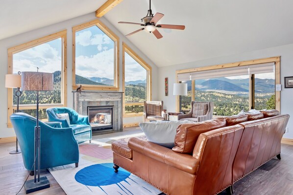 Een televisie, een open haard en een tafeltennistafel