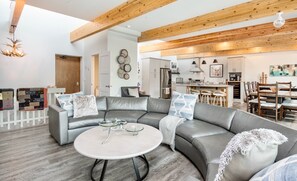 Fernseher, Kamin, Tischtennisplatte