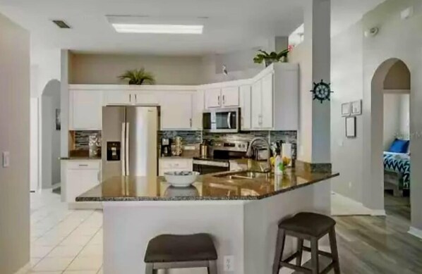 Micro-ondes, four, lave-vaisselle, cafetière/bouilloire