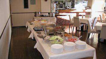Daily buffet breakfast (JPY 2200 per person)