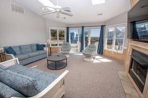 تلفزيون، مدفأة، كُتُب