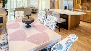 Ferienhaus, 5 Schlafzimmer | Essbereich im Zimmer