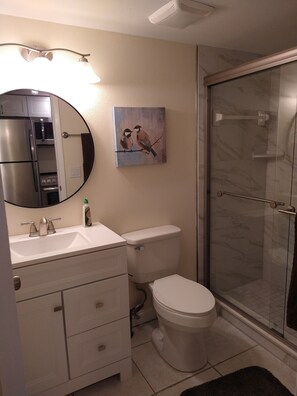 Een douche, een haardroger, handdoeken