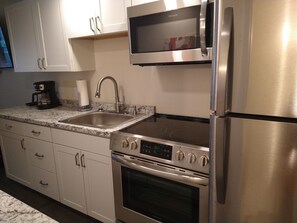 Jääkaappi, mikroaaltouuni, uuni, liesi