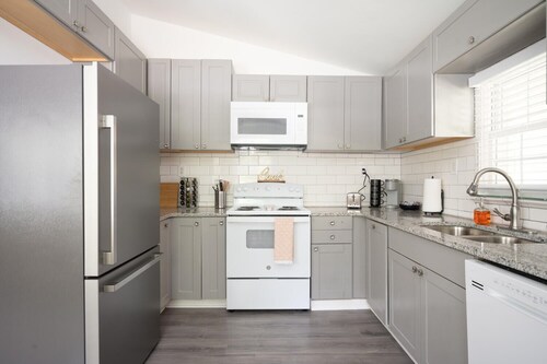 Cozy Bohemian Bungalow- 9 mins to Airport, GA Convention center, 20 to midtown.