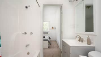 Ensemble douche/baignoire, sèche-cheveux, serviettes fournies, savon
