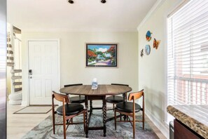 Dining - Luxury Oceanfront Family Sized Condo (Galveston)