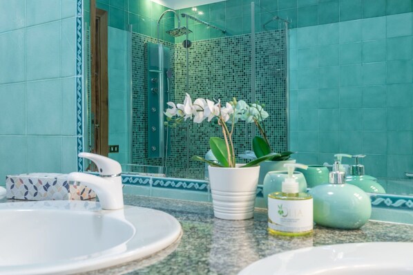 Doccia, asciugacapelli, bidet