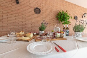 Dining - Wonderful private villa for 8 guests with WIFI, A/C, TV, patio and panoramic view (Carassai)