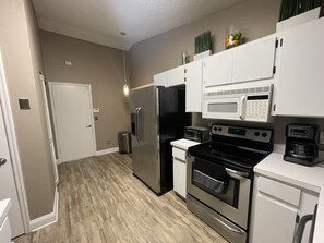 Fridge, microwave, oven, stovetop - 3-bedroom vacation home 10 minutes from Raymond James Stadium (Tampa)