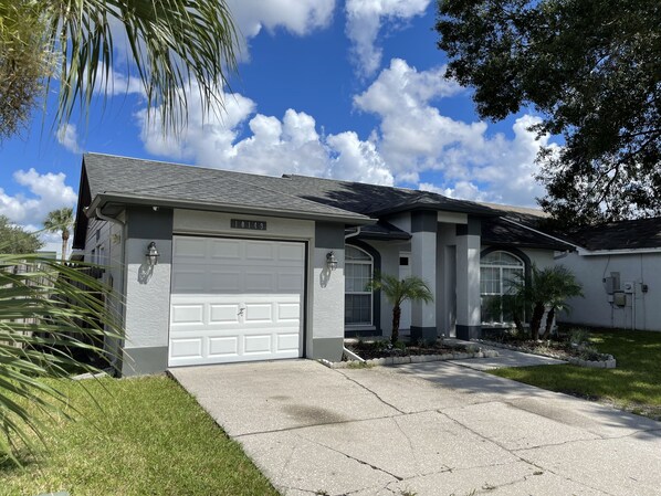 Exterior - 3-bedroom vacation home 10 minutes from Raymond James Stadium (Tampa)