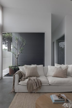 TV connectée, livres, chaîne hi-fi