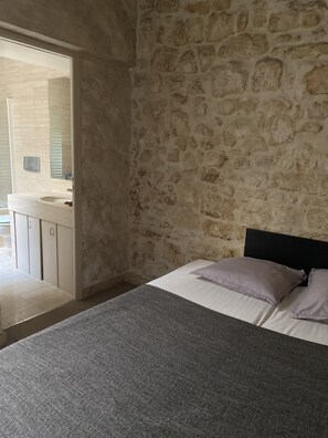 Image 2 - Beautiful Apartment in Paris city Centre, France (Paris)