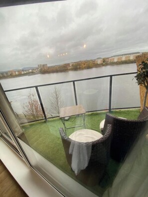 Property grounds - Waterfront Braehead Apartment (Renfrew)
