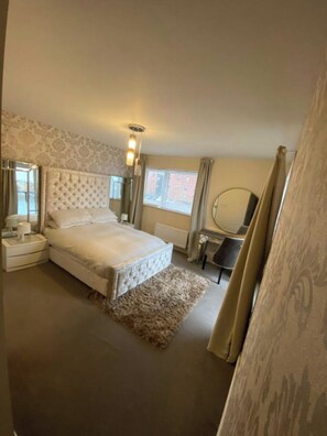 2 bedrooms, iron/ironing board, travel cot, free WiFi - Waterfront Braehead Apartment (Renfrew)