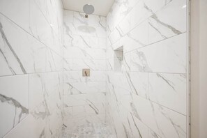 Ducha, secador de pelo, toallas, jabón