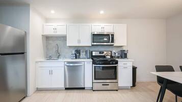 Køleskab, mikrobølgeovn, ovn, kogeplade