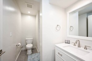 Regadera, secadora de cabello, toallas, jabón 